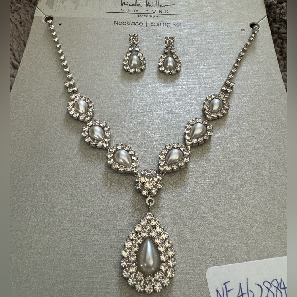 NEW Pearl Necklace and Earring Set by Nicole Miller New York Occasion - Picture 5 of 6